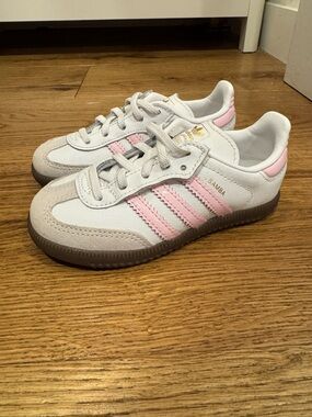 adidas Kids Samba Sneakers in White & Pink size 9